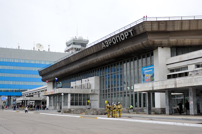 Здание аэропорта - терминал внутренних авиалиний