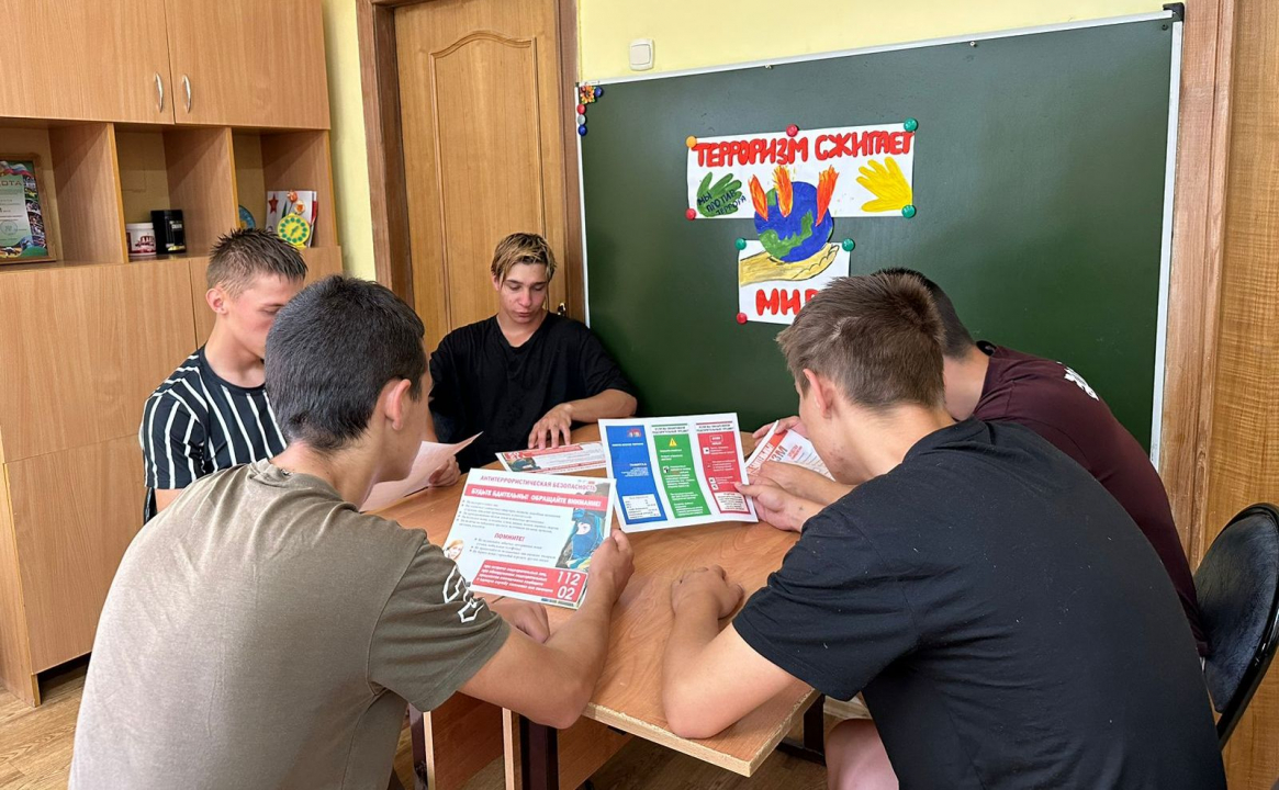 Учащиеся города Камышина подготовили антитеррористические листовки