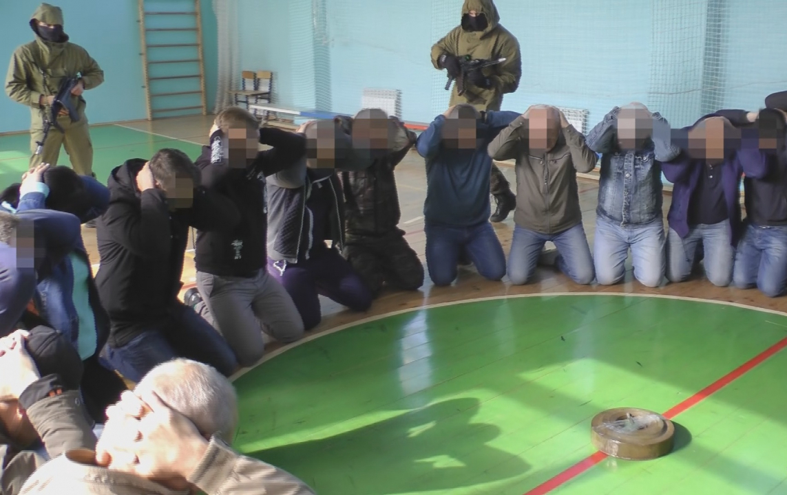 Захваченные заложники удерживаемые «условными террористами» и заложенное взрывное устройство в спортзале здания Красногорбатской СОШ