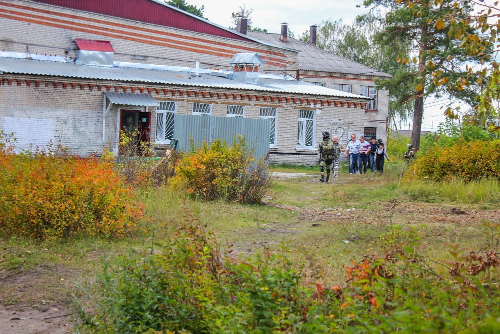 Освобождение оперативно-боевым подразделением заложников из здания школы