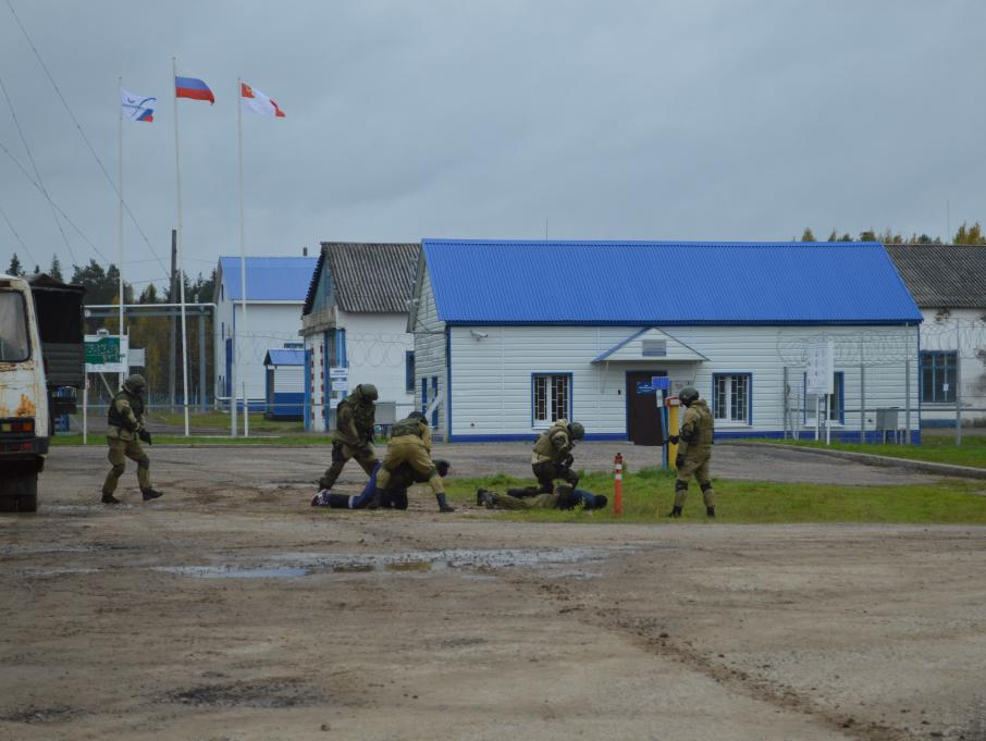 Проведение боевого мероприятия по освобождению «заложников» и обезвреживанию «террористов».