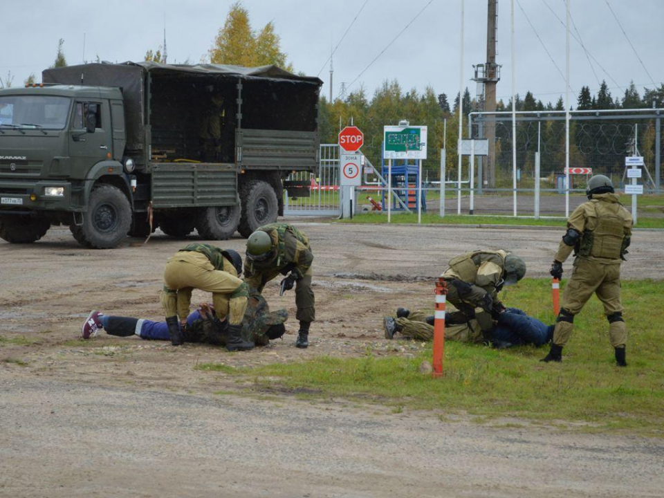 Проведение боевого мероприятия по освобождению «заложников» и обезвреживанию «террористов».