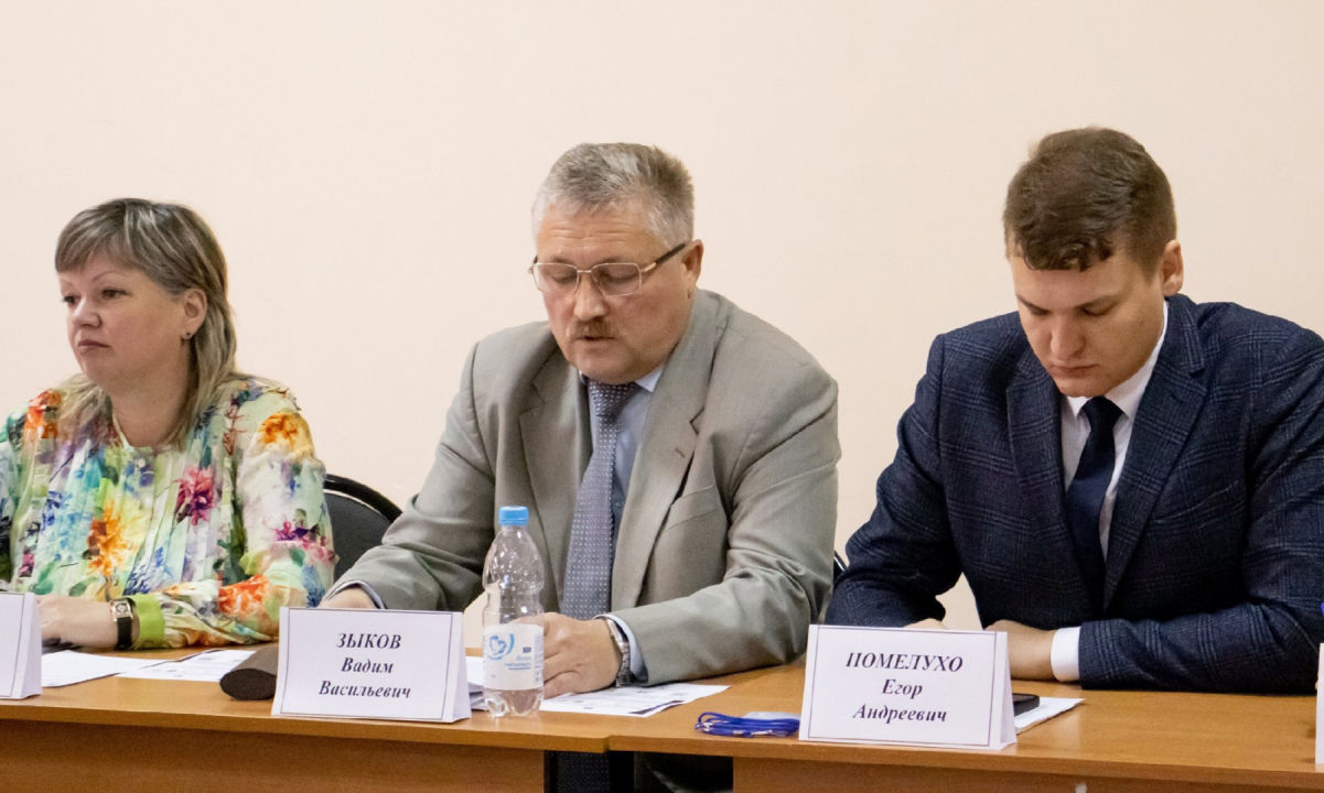 Начальник управления по обеспечению безопасности, законности, правопорядка и деятельности координационных органов Администрации Губернатора и Правительства Орловской области, председатель Экспертного совета, руководитель аппарата Антитеррористической комиссии в Орловской области Зыков В.В., сотрудник аппарата Антитеррористической комиссии в Орловской области Агаркова Д.А. , директор Координационного центра по вопросам формирования у молодежи активной гражданской позиции, предупреждения межнациональных и межконфессиональных конфликтов, противодействия идеологии терроризма и профилактики экстремизма Орловского государственного университета имени И. С. Тургенева Помелухо Е.А.