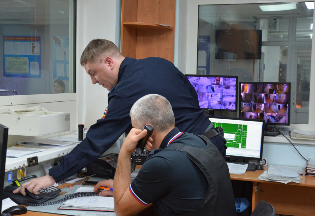 Оперативный дежурный МВД России «Якутское» фиксирует полученную информацию