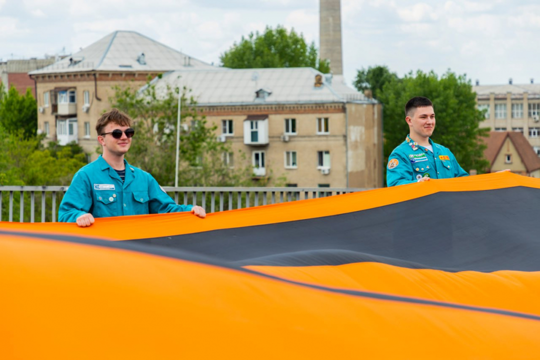 Луганские молодежные активисты развернули 300-метровую георгиевскую ленту в честь Дня Республики