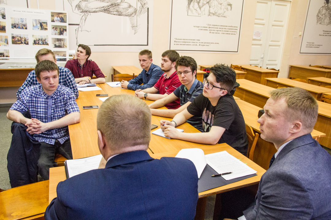 Пояснения студентам дает помощник ректора СГМУ Александр Чумаков 