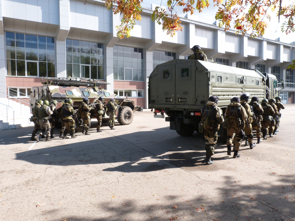 Группа боевого применения под прикрытием техники выдвигается на исходную позицию