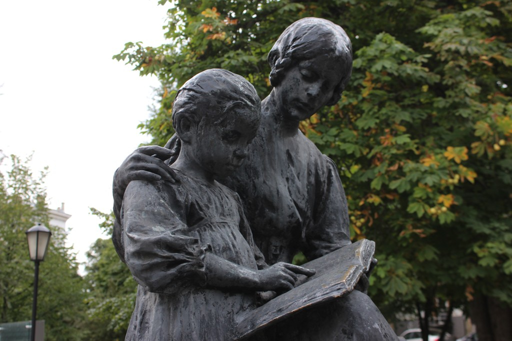 Памятник Первой учительницы, г. Саратов