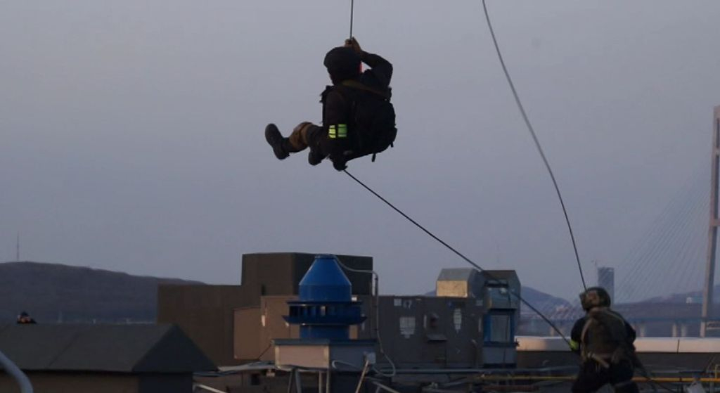 Десантирование сотрудников оперативно-боевого подразделения на крышу здания   ДВФУ