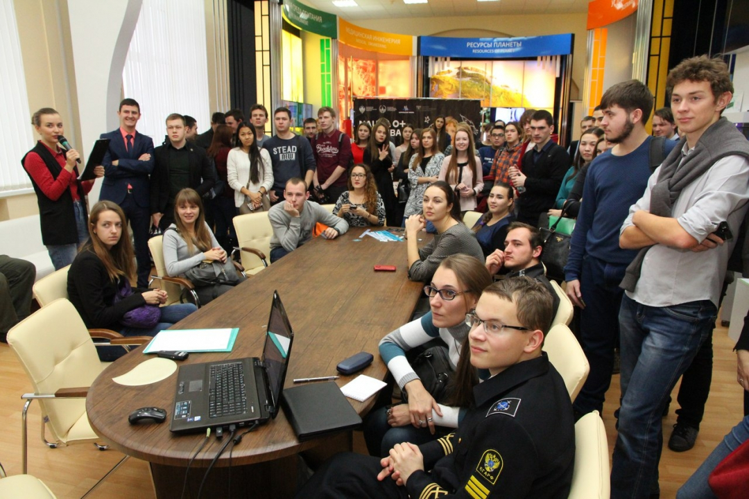 Студенческий актив Томского политеха после проведения мероприятия проявил высокую активность в беседе с гостями области.