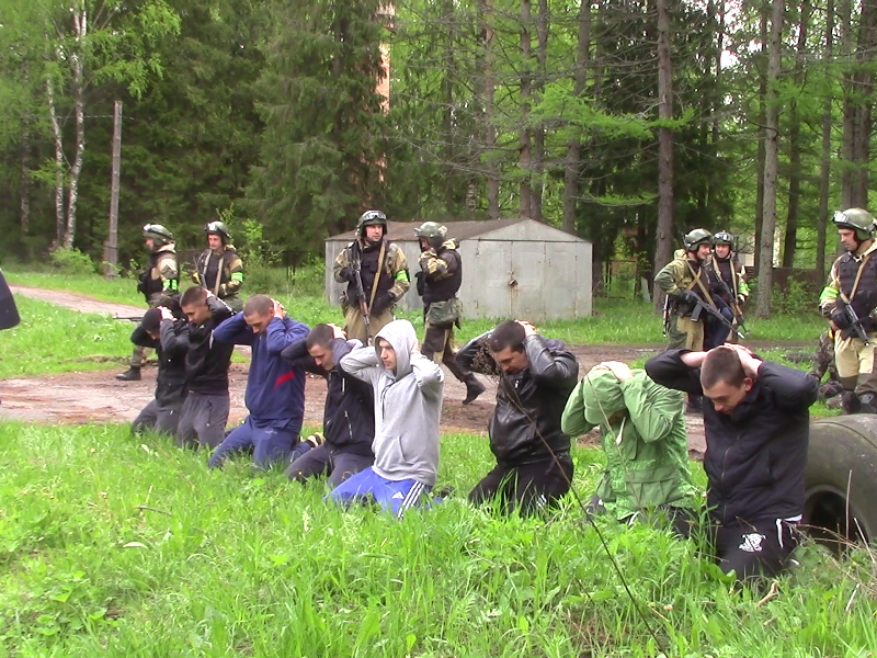 Досмотр захваченных в ходе штурма «террористов» и «заложников»