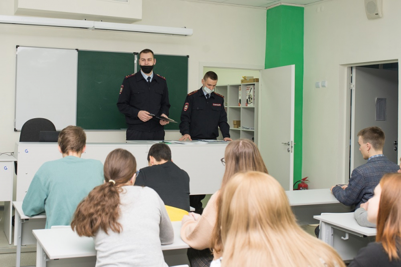 В Самарской области полицейские провели антитеррористические и антинаркотические мероприятия с подростками