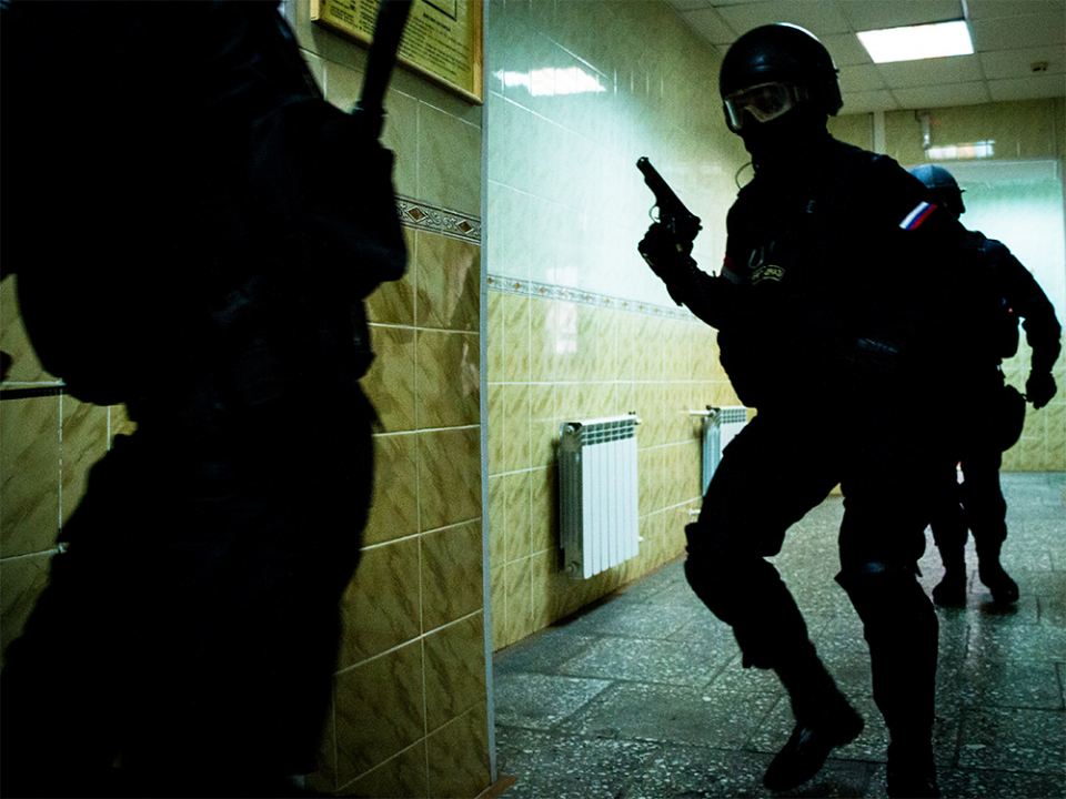 Момент учебного штурма группы «террористов» в здании