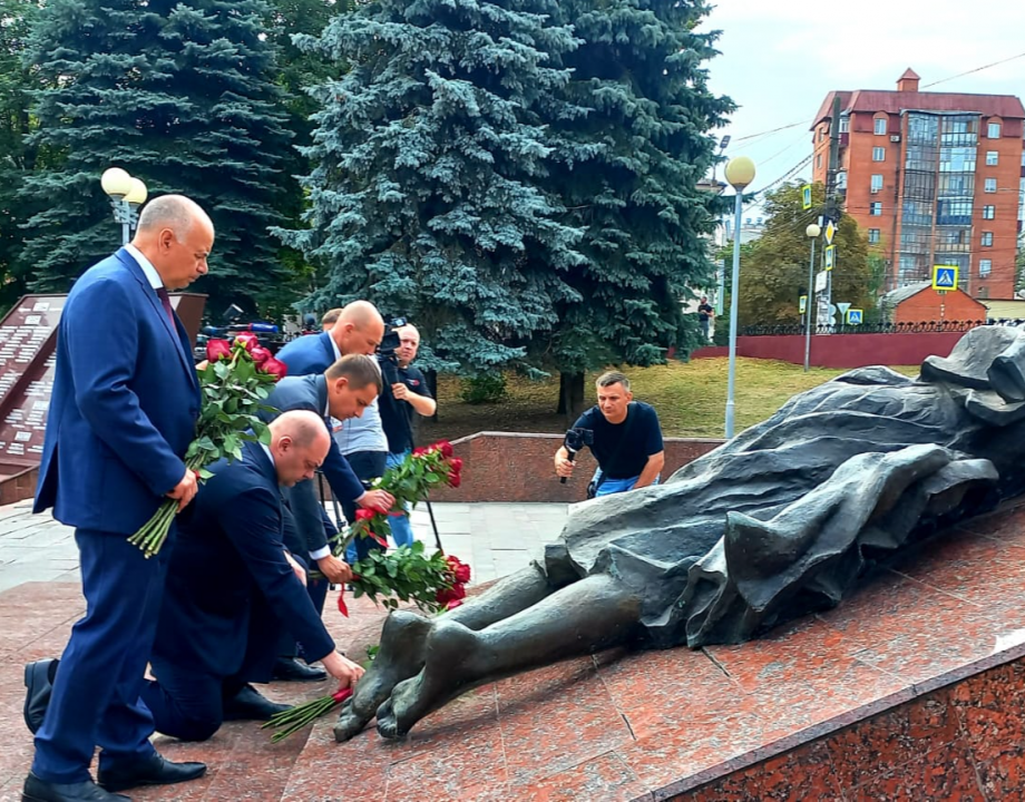 На мемориале «Скорбящая мать» в Курской области состоялось возложение цветов приуроченное к памятной дате России – Дню солидарности в борьбе с терроризмом