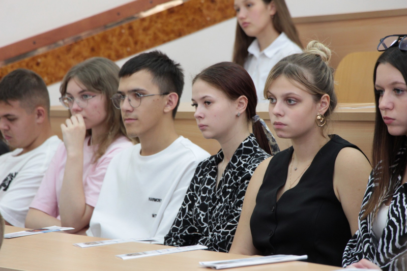 В Брянске полицейские провели со студентами занятие антиэкстремистской направленности