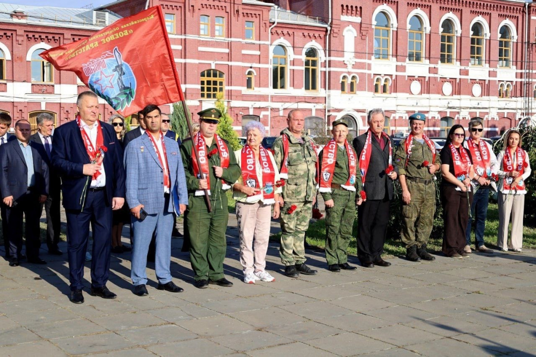 В Саратове установили памятную доску Герою России Александру Аксёнову