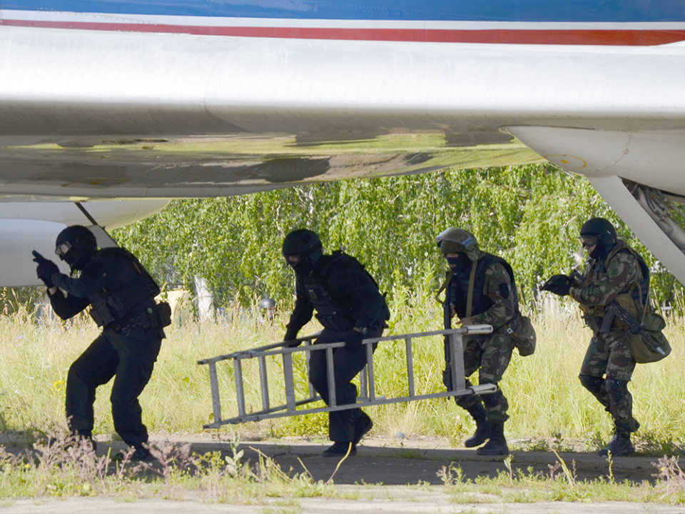 Сотрудники спецподразделений готовятся к штурму самолёта в ходе антитеррористического тактико-специального учения «Метель – Набат 2018»