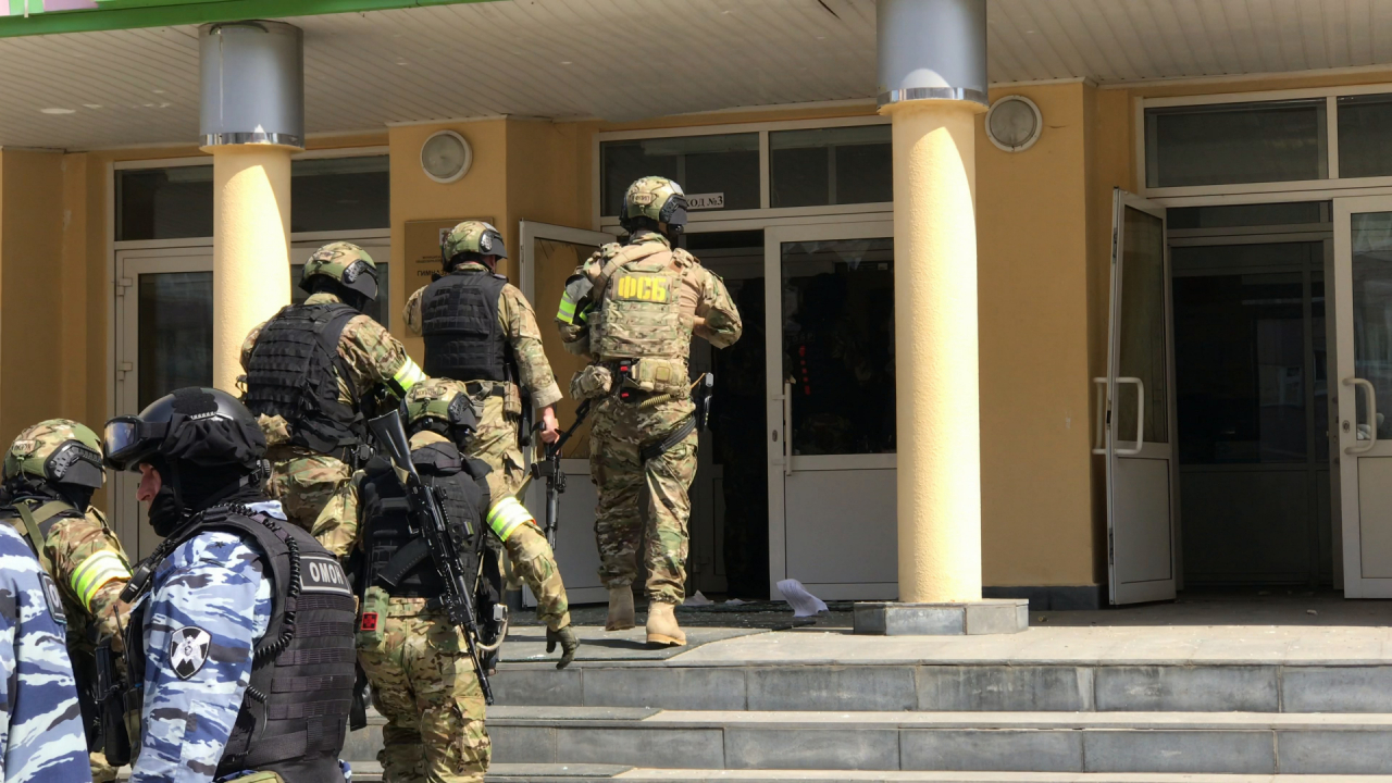 В Казани вооруженный преступник открыл стрельбу в гимназии