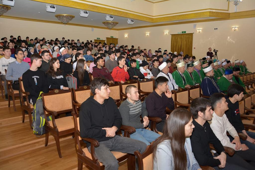 Участники межрегиональной научно-практической конференции «IV Хафизитдиновские чтения «Ислам в Поволжье: традиционные ценности, вызовы, перспективы»