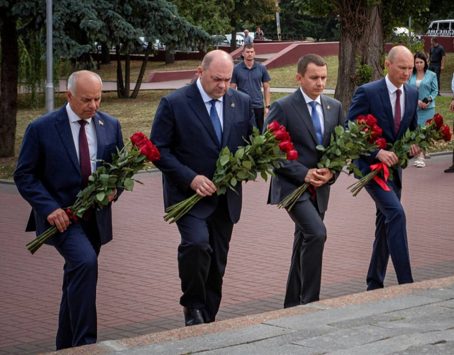 На мемориале «Скорбящая мать» в Курской области состоялось возложение цветов приуроченное к памятной дате России – Дню солидарности в борьбе с терроризмом