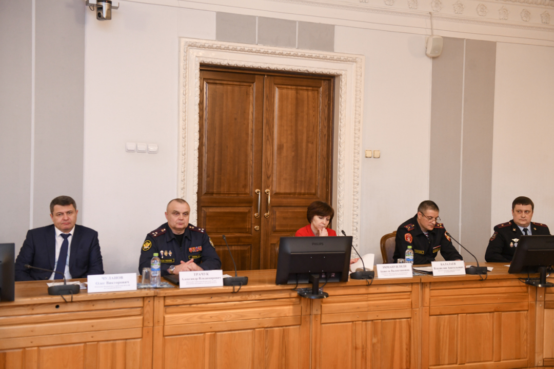 Губернатор Алексей Островский провел заседание региональной Антитеррористической комиссии