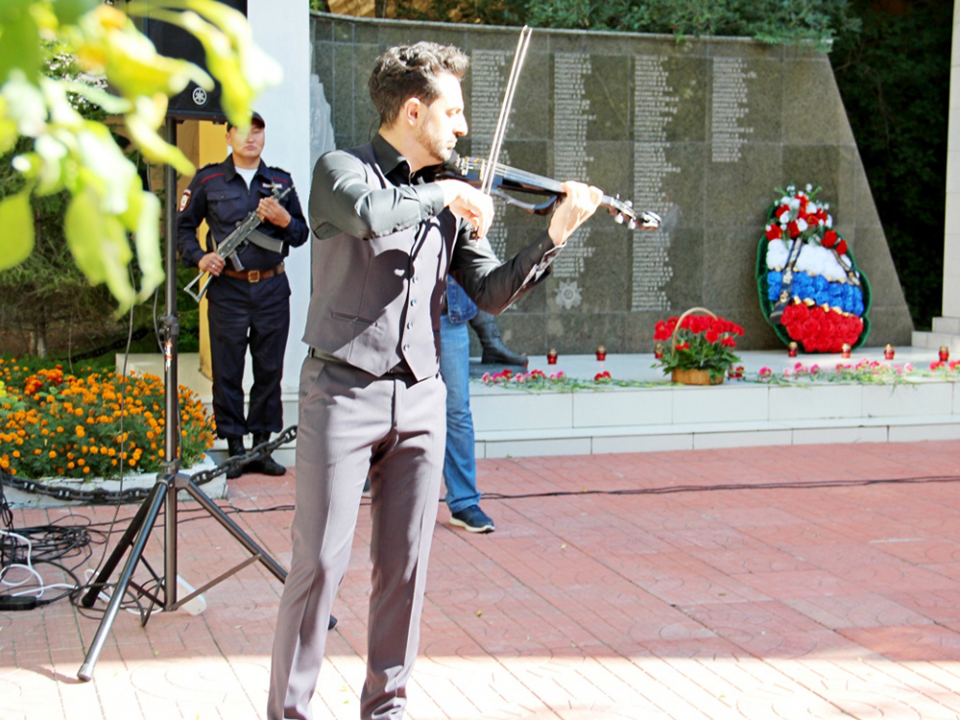 Траурный митинг,  посвященный Дню солидарности в борьбе с терроризмом,
на фотографии выступление музыканта – скрипача Г.Варданяна
