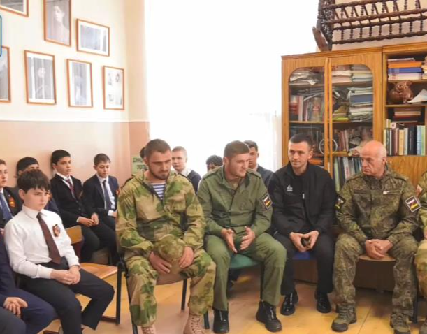 Во Владикавказе прошла встреча военнослужащих, участвующих в СВО с учащимися 