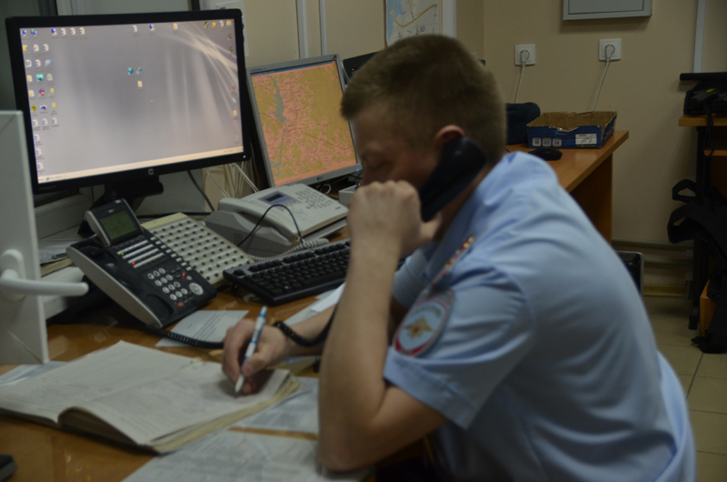Дежурный ОМВД России по Шекснинскому району принимает информацию о захвате заложников.