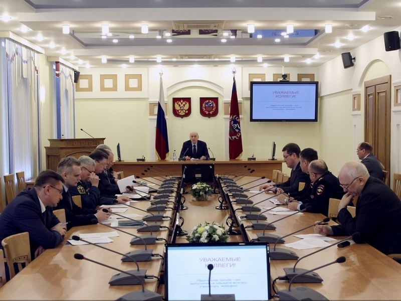 На заседании антитеррористической комиссии Алтайского края обсудили вопросы обеспечения безопасности новогодних праздников и итоги работы за 2016 год