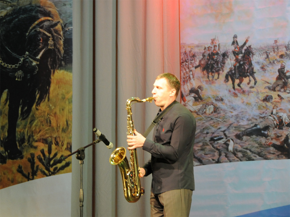 Выступление участника концерта в честь Дня героев отечества 