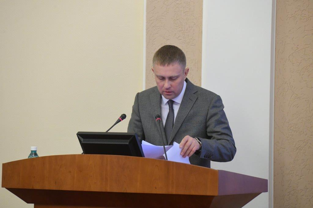 Министр культуры Омской области Юрий Трофимов на заседании антитеррористической комиссии докладывает об антитеррористической защищенности подведомственных объектов