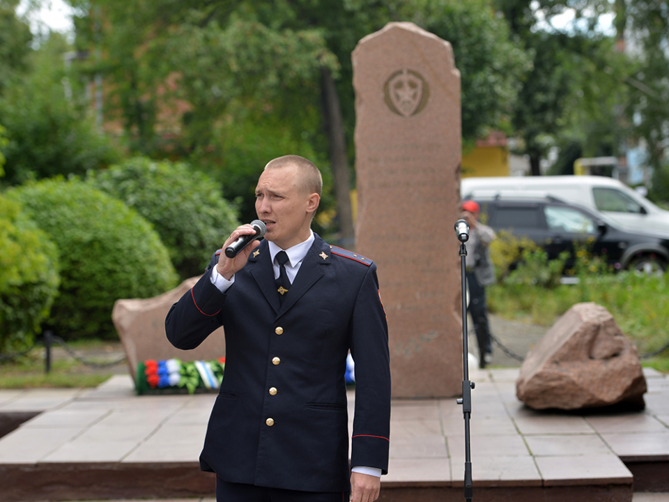 Исполнение песни сотрудником Управления федеральной службы войск национальной гвардии России по Республике Алтай.