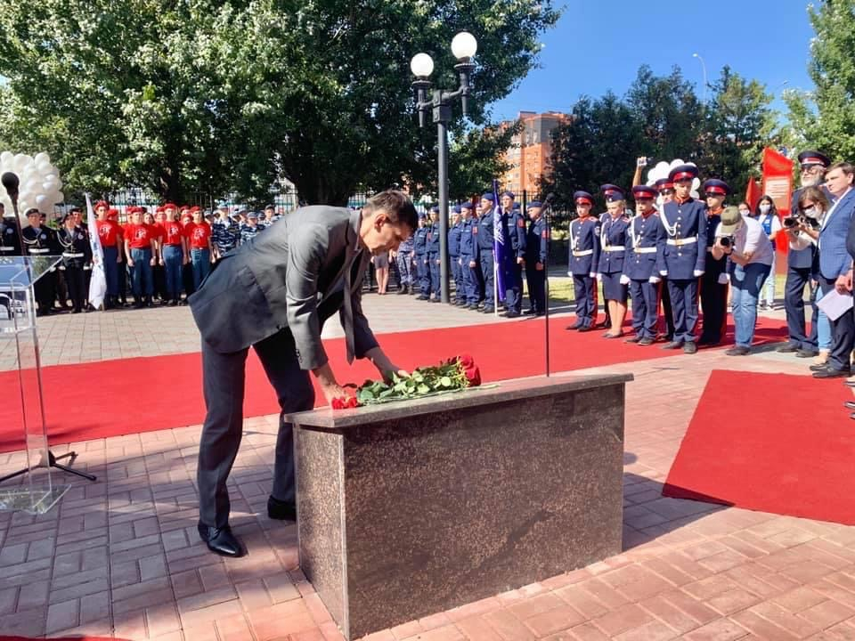 Возложение цветов начальником управления региональной безопасности области Ефименко Александром Дмитриевичем