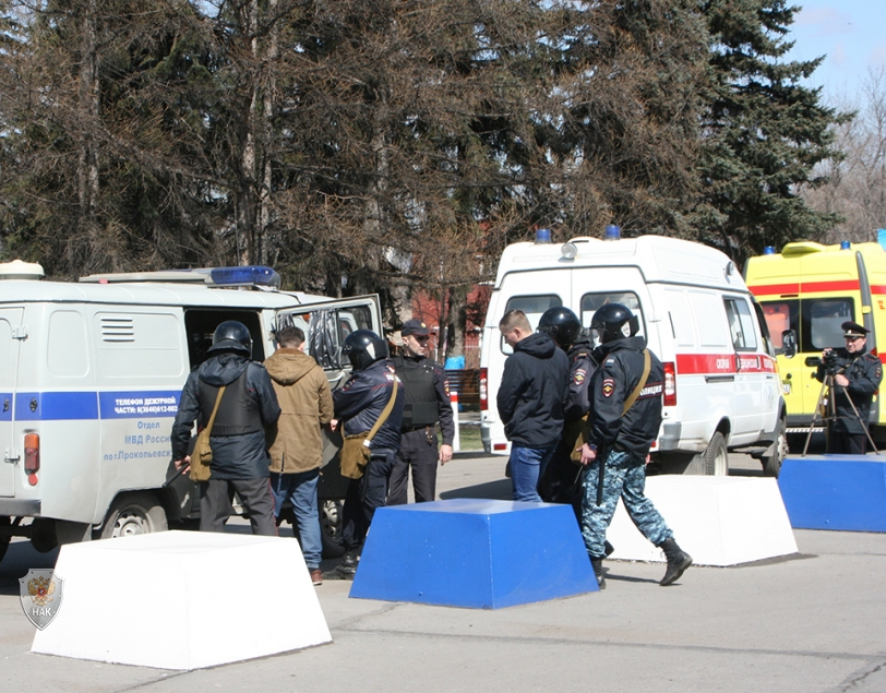 Погрузка задержанного «пособника террористов» в автомобиль группы конвоирования