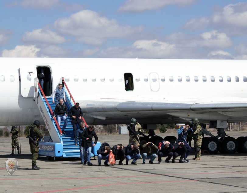 Вывод из самолёта освобожденных «заложников»