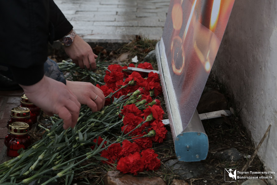 Возложение цветов к храму Святого благоверного князя Александра Невского.