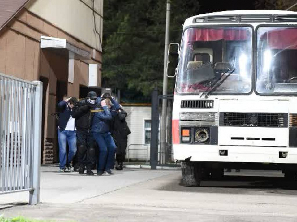 Террористы под прикрытием заложников переходят из захваченного помещения в автобус 