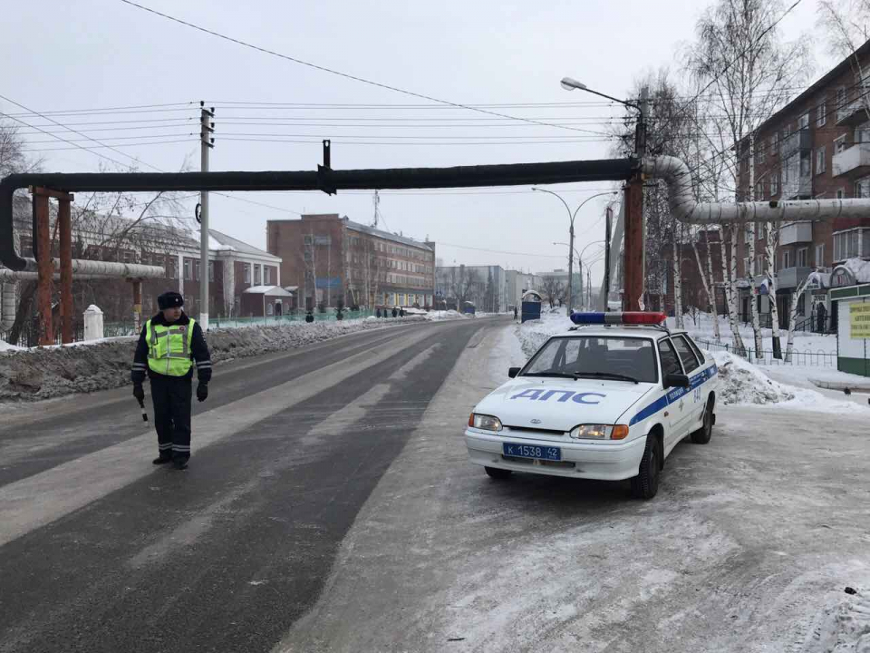 Экипаж ДПС перекрывает движение автотранспорта в район проведения ТКО