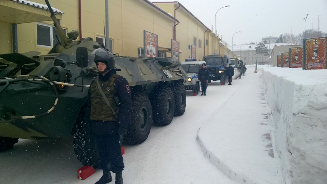 Личный состав и техника группы оцепления, состоящей из военнослужащих Росгвардии