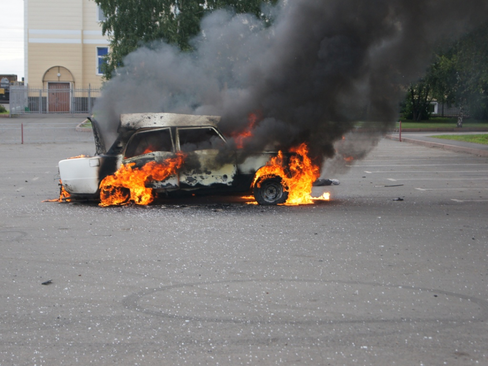 Взрыв автомобиля на стоянке возле автостанции