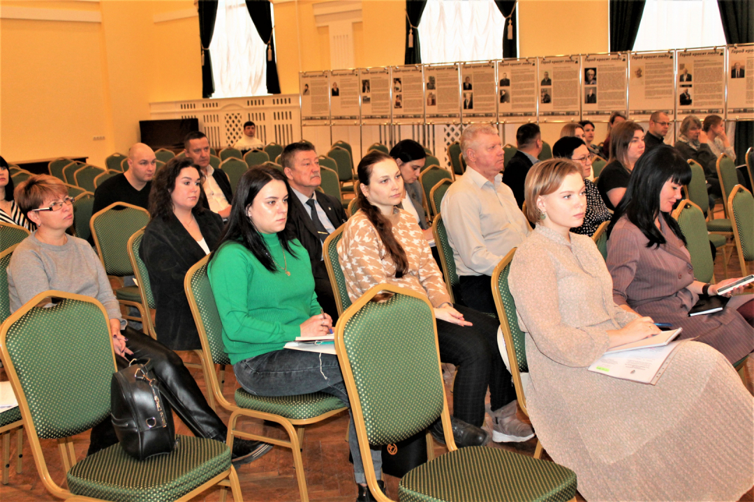 Участники семинара в зале администрации муниципального образования «Черняховский муниципальный округ»