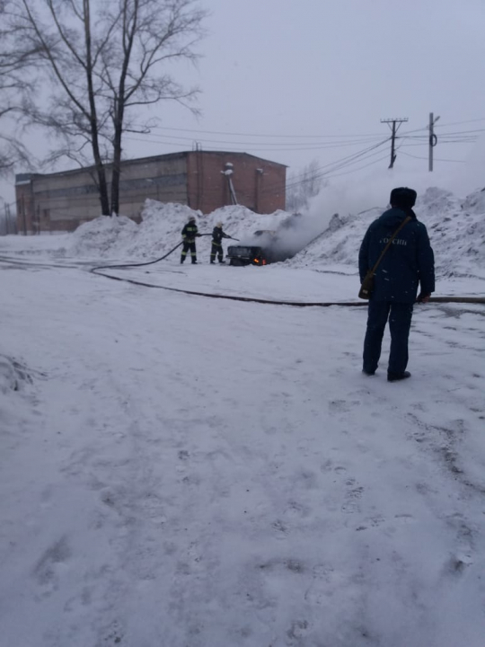 Пожарный расчёт ликвидирует возгорание подорванного автомобиля