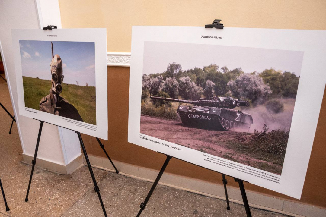 В Кабардино-Балкарии проходит выставка военного фотокорреспондента "Российской газеты" В. Аносова "Донбасс-2022"