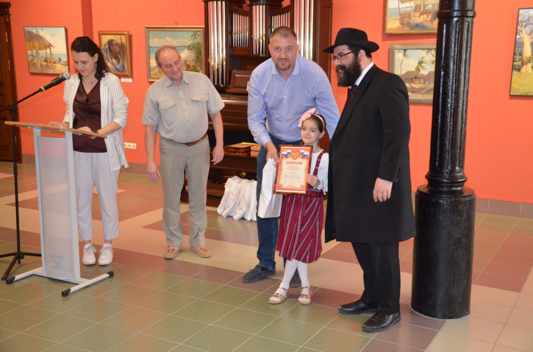 В Калуге наградили победителей конкурса детского рисунка, посвященного Дню солидарности в борьбе с терроризмом