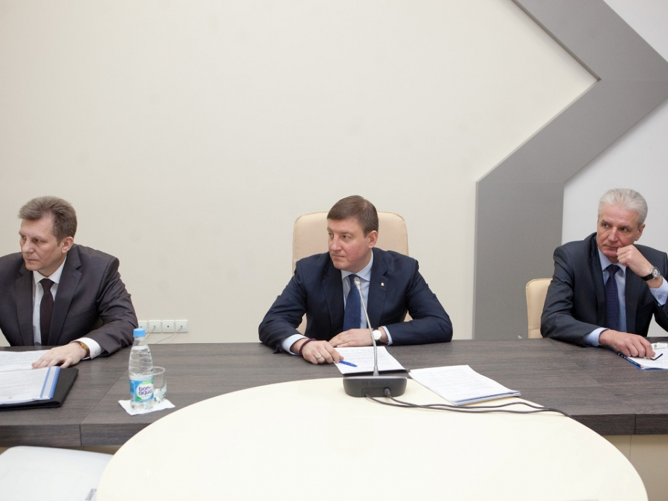 Губернатор Псковской области Андрей Турчак (в центре) слушает доклад по первому вопросу