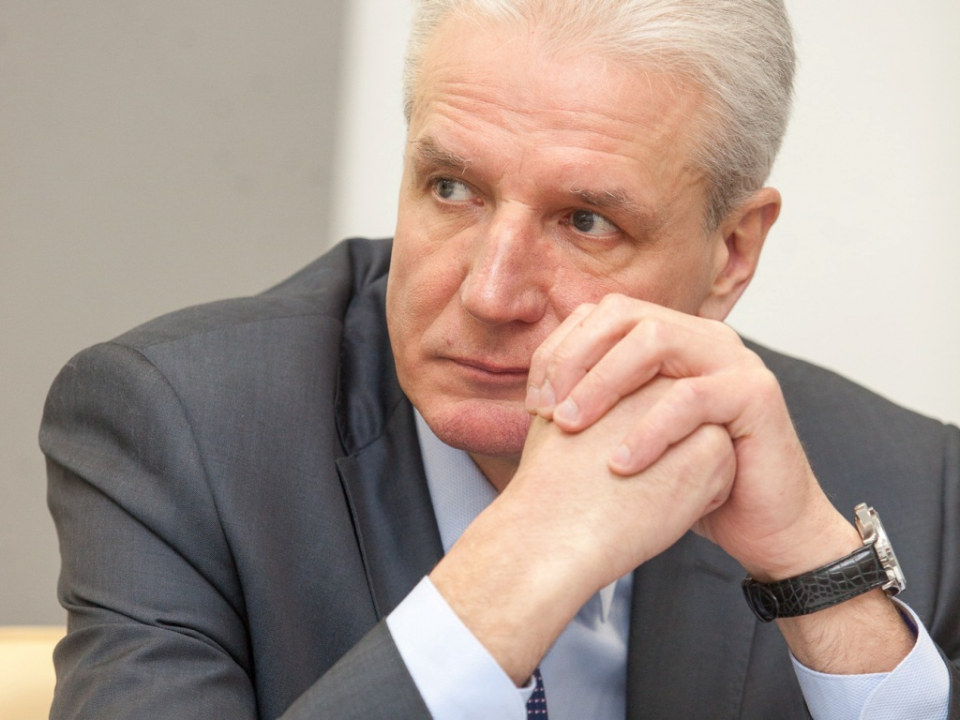 Председатель областного собрания депутатов Александр Котов слушает доклад