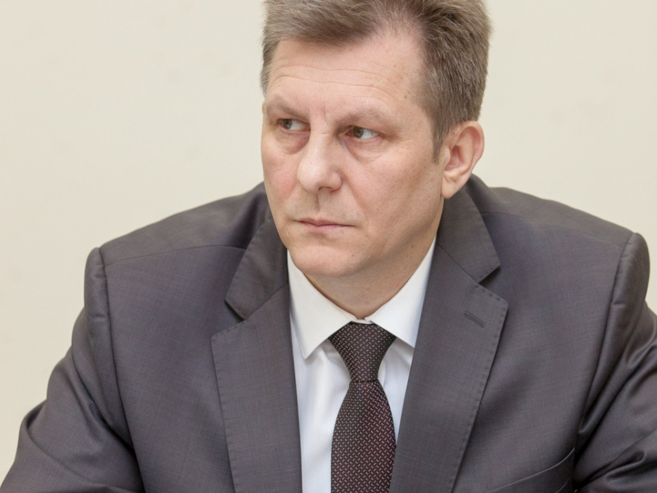 Начальник УФСБ России по Псковской области Алексей Кальян слушает доклад