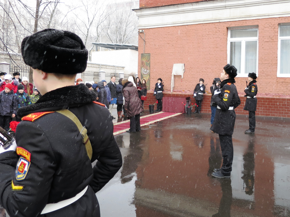 В МОСКОВСКОМ ЛИЦЕЕ ОТКРЫТА МЕМОРИАЛЬНАЯ ДОСКА ОФИЦЕРУ ГРУППЫ "АЛЬФА" ДМИТРИЮ ВОЛКОВУ 