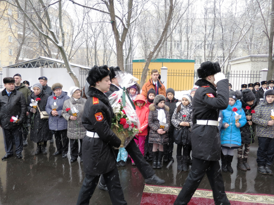 В МОСКОВСКОМ ЛИЦЕЕ ОТКРЫТА МЕМОРИАЛЬНАЯ ДОСКА ОФИЦЕРУ ГРУППЫ "АЛЬФА" ДМИТРИЮ ВОЛКОВУ 