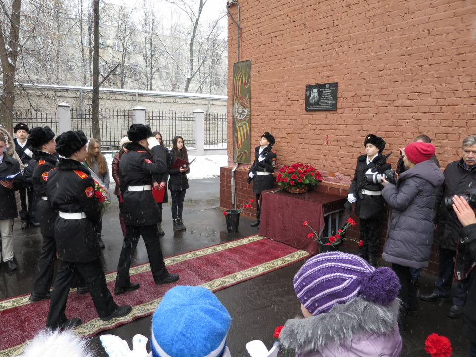 В МОСКОВСКОМ ЛИЦЕЕ ОТКРЫТА МЕМОРИАЛЬНАЯ ДОСКА ОФИЦЕРУ ГРУППЫ "АЛЬФА" ДМИТРИЮ ВОЛКОВУ 